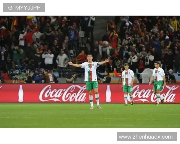 足球明星驾三轮车创意瞬间引发热议 运动与幽默完美融合